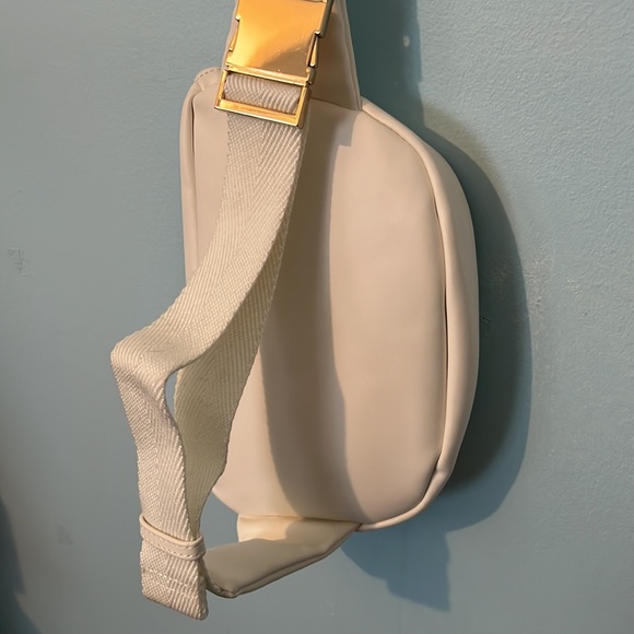 NWT Forever 21 White Fanny Pack - Picture 3 of 4